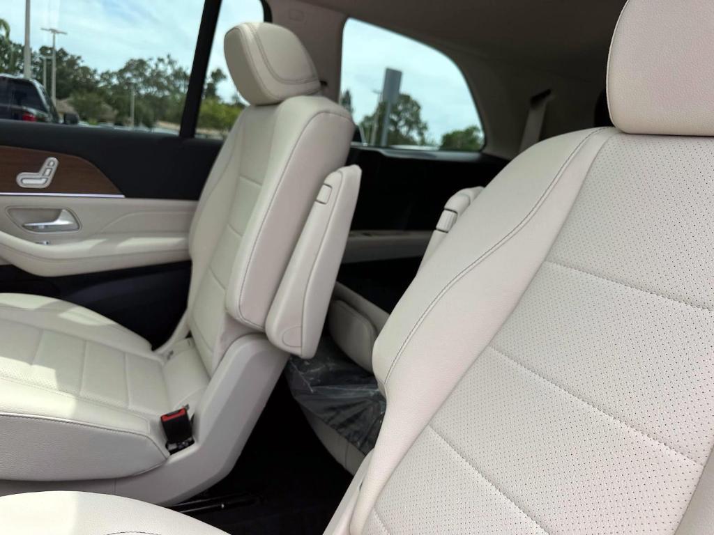 new 2025 Mercedes-Benz GLS 450 car, priced at $90,980