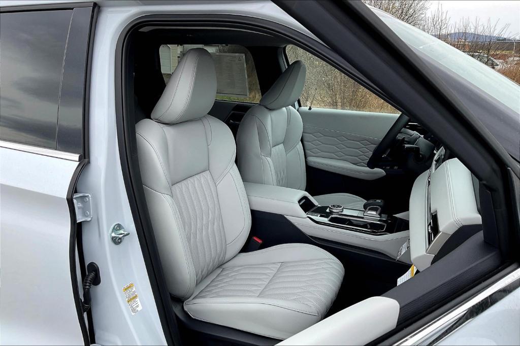 new 2025 Mitsubishi Outlander car, priced at $42,035