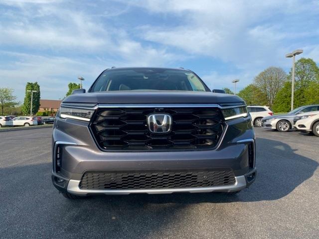 new 2025 Honda Pilot car, priced at $54,575