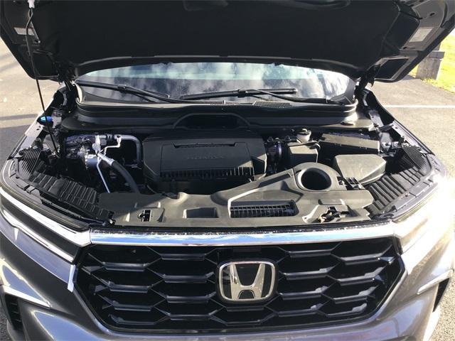 new 2025 Honda Pilot car, priced at $51,095