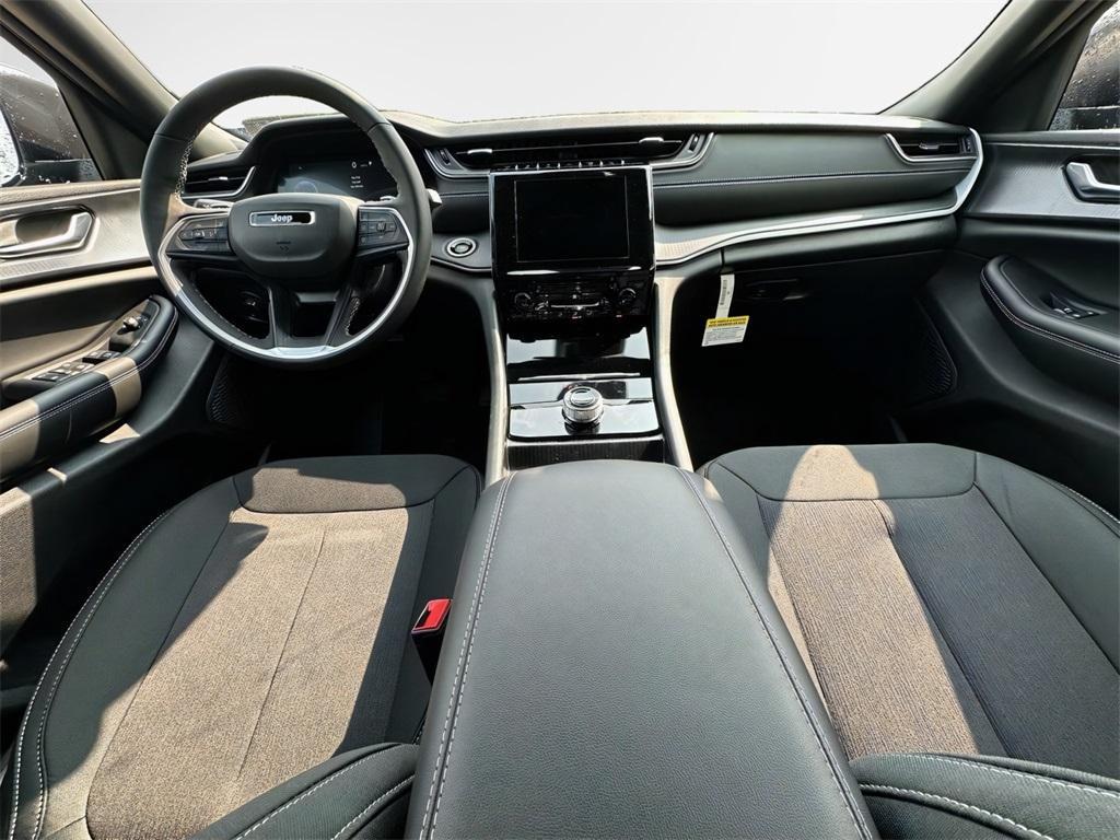 new 2025 Jeep Grand Cherokee car, priced at $39,207