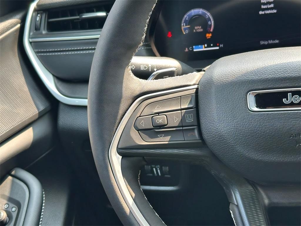 new 2025 Jeep Grand Cherokee car, priced at $39,207