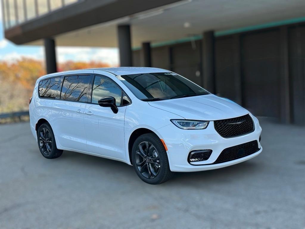 new 2026 Chrysler Pacifica car, priced at $45,723
