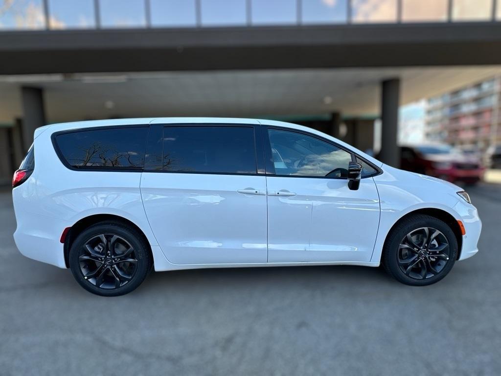 new 2026 Chrysler Pacifica car, priced at $45,723