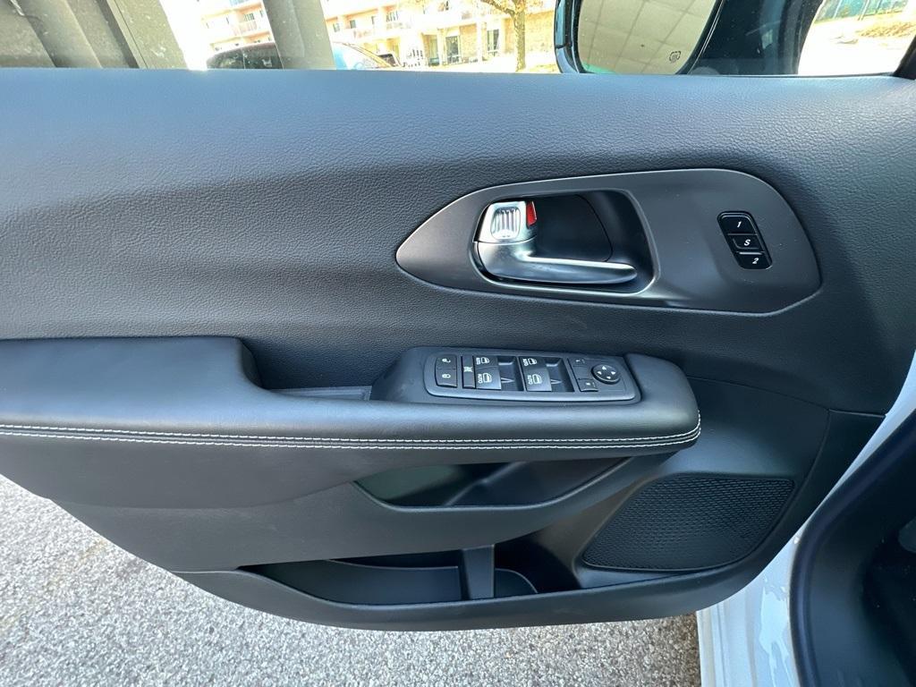 new 2026 Chrysler Pacifica car, priced at $45,723