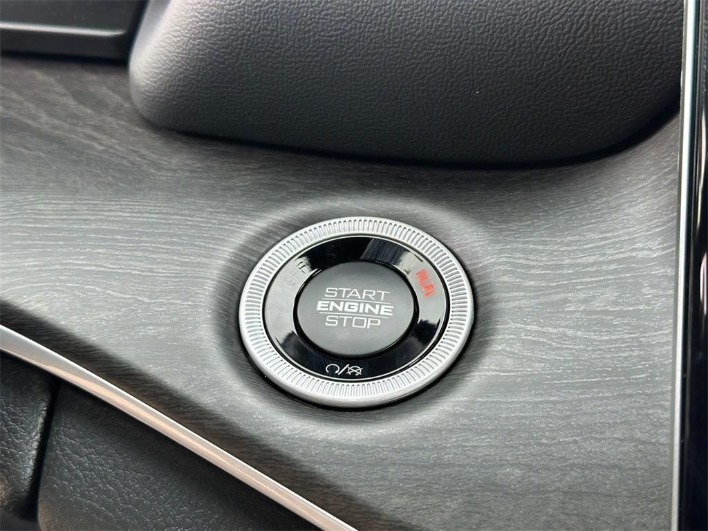 new 2025 Jeep Grand Cherokee car, priced at $48,713