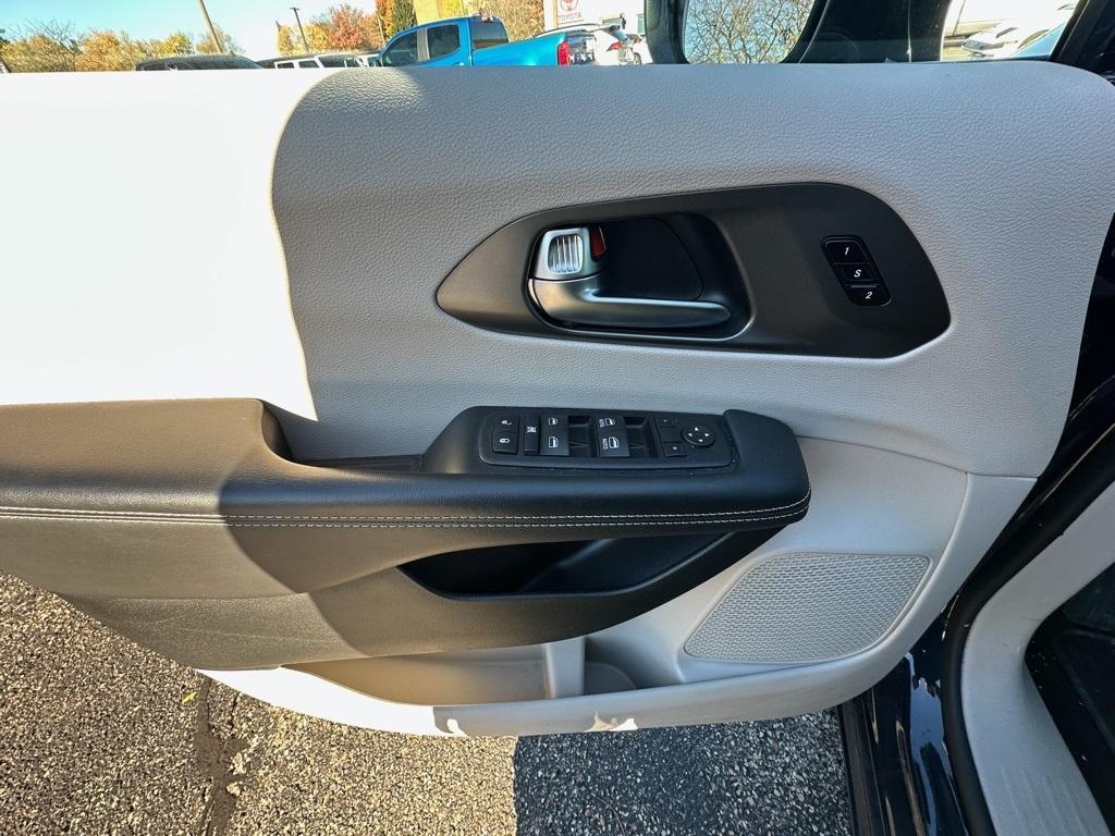used 2024 Chrysler Pacifica car, priced at $29,989