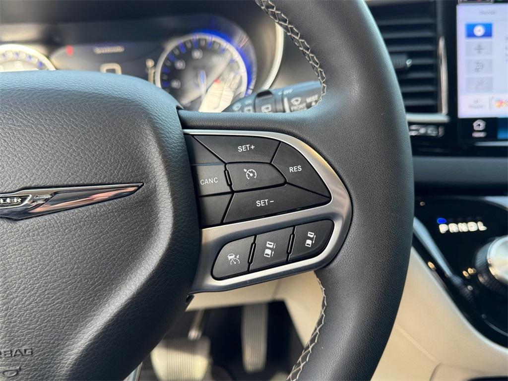 used 2024 Chrysler Pacifica car, priced at $28,298