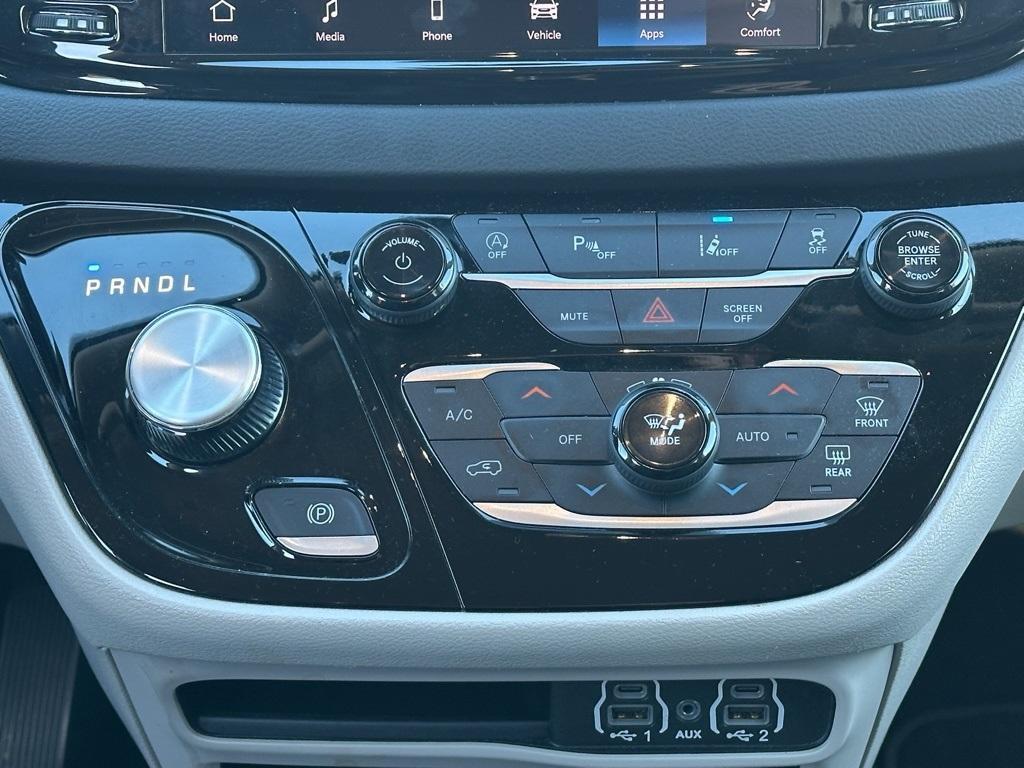 used 2024 Chrysler Pacifica car, priced at $29,989