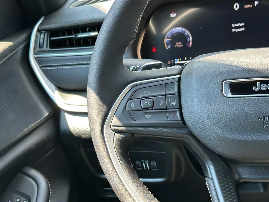 new 2025 Jeep Grand Cherokee car, priced at $37,986