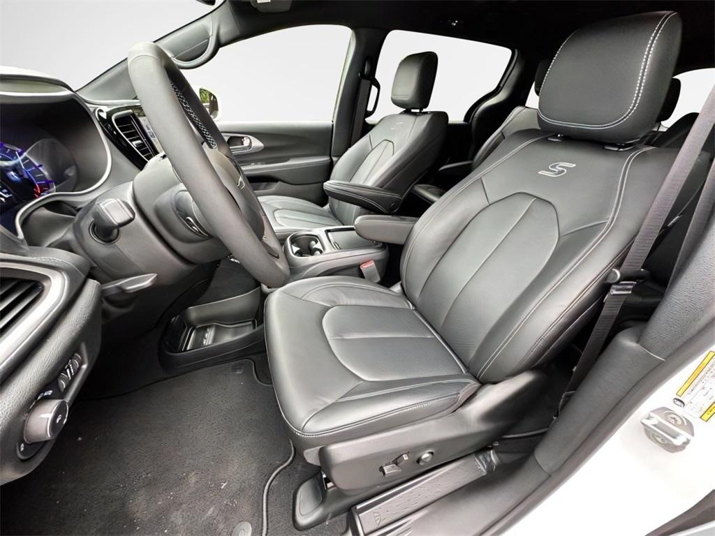 new 2022 Chrysler Pacifica Hybrid car, priced at $39,999