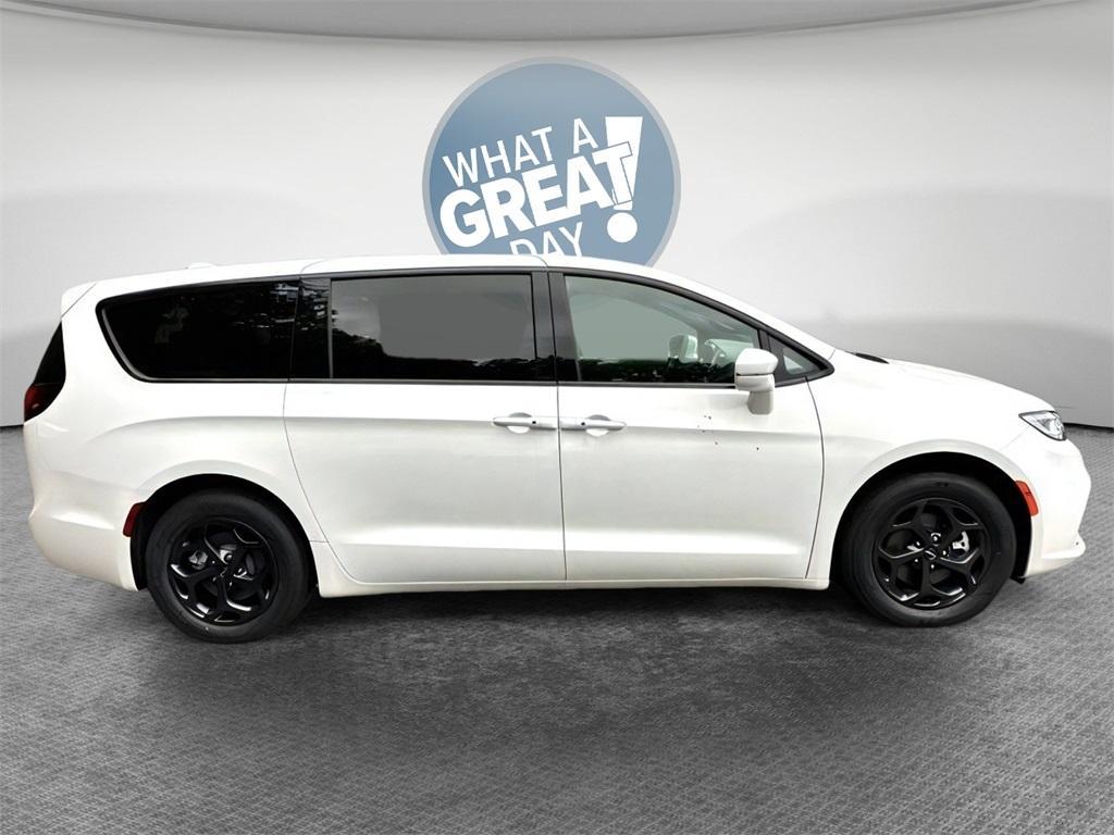 new 2022 Chrysler Pacifica Hybrid car, priced at $39,999