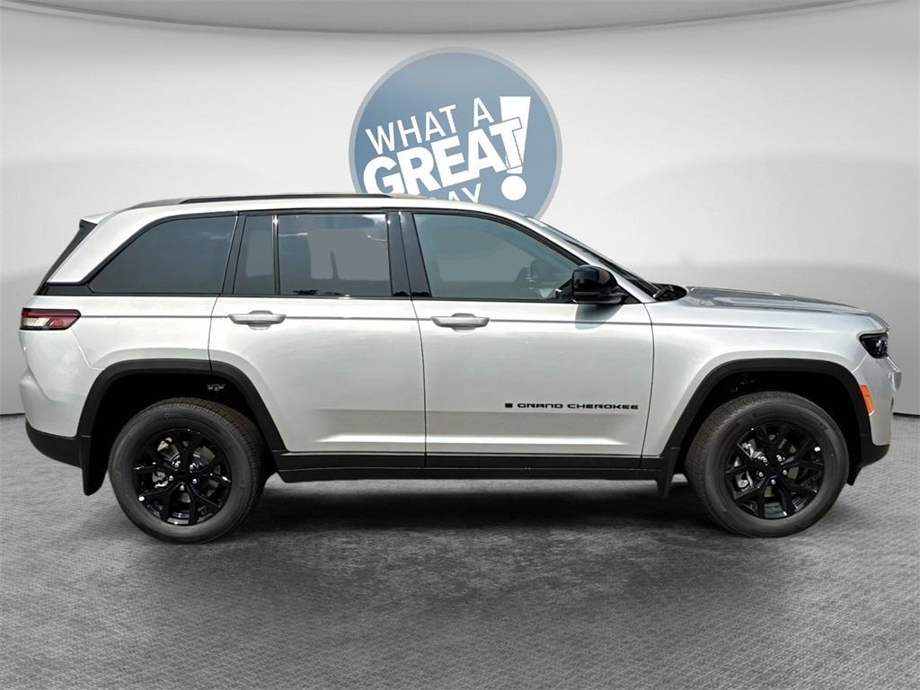 new 2025 Jeep Grand Cherokee car, priced at $38,469