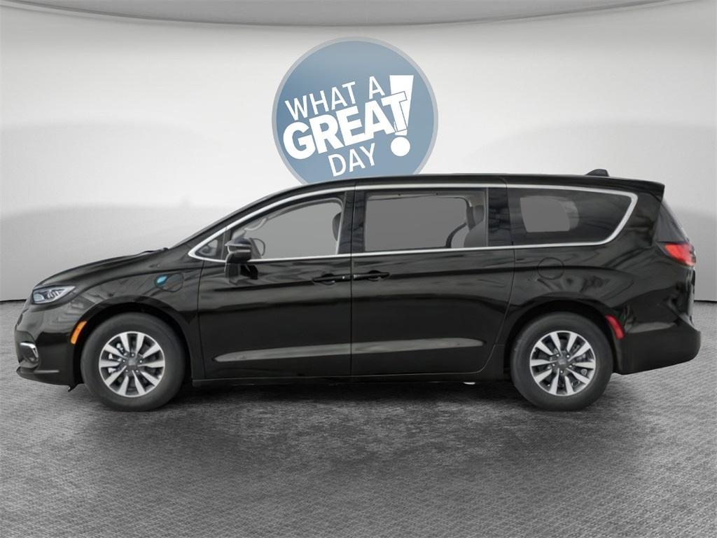 new 2024 Chrysler Pacifica Hybrid car