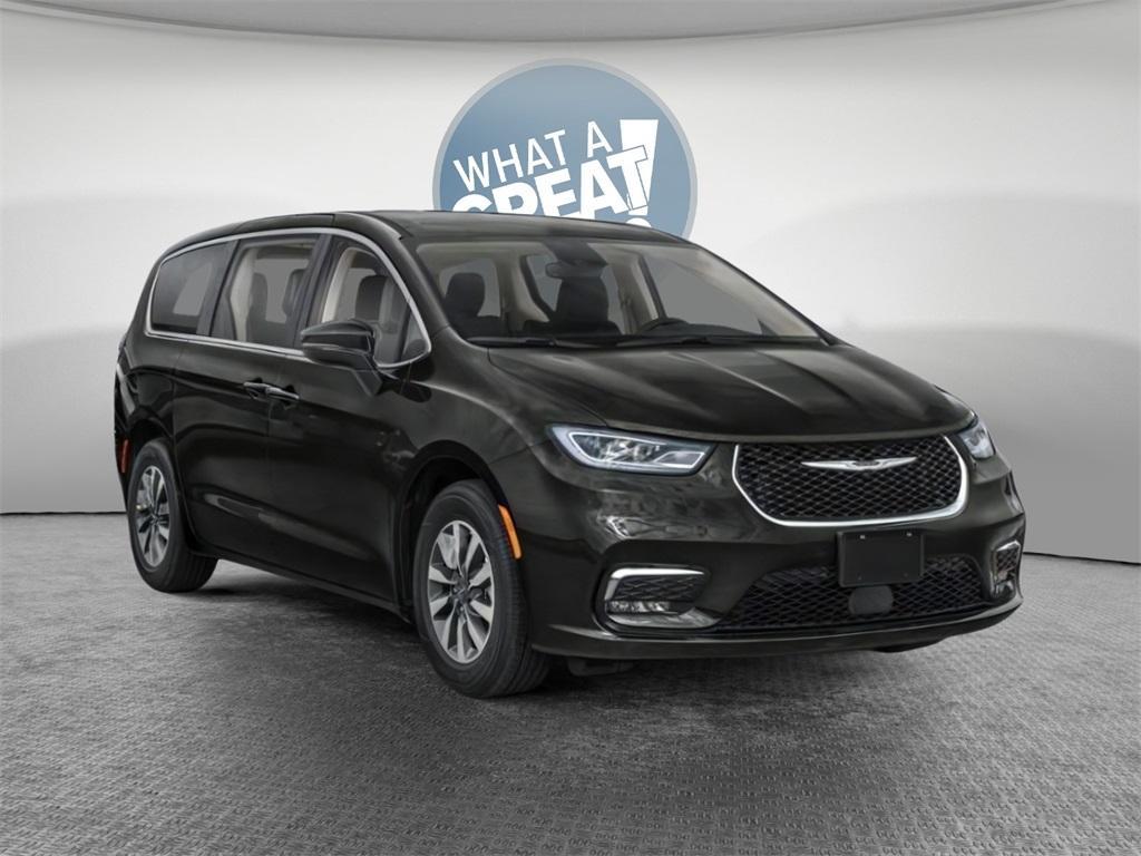 new 2024 Chrysler Pacifica Hybrid car