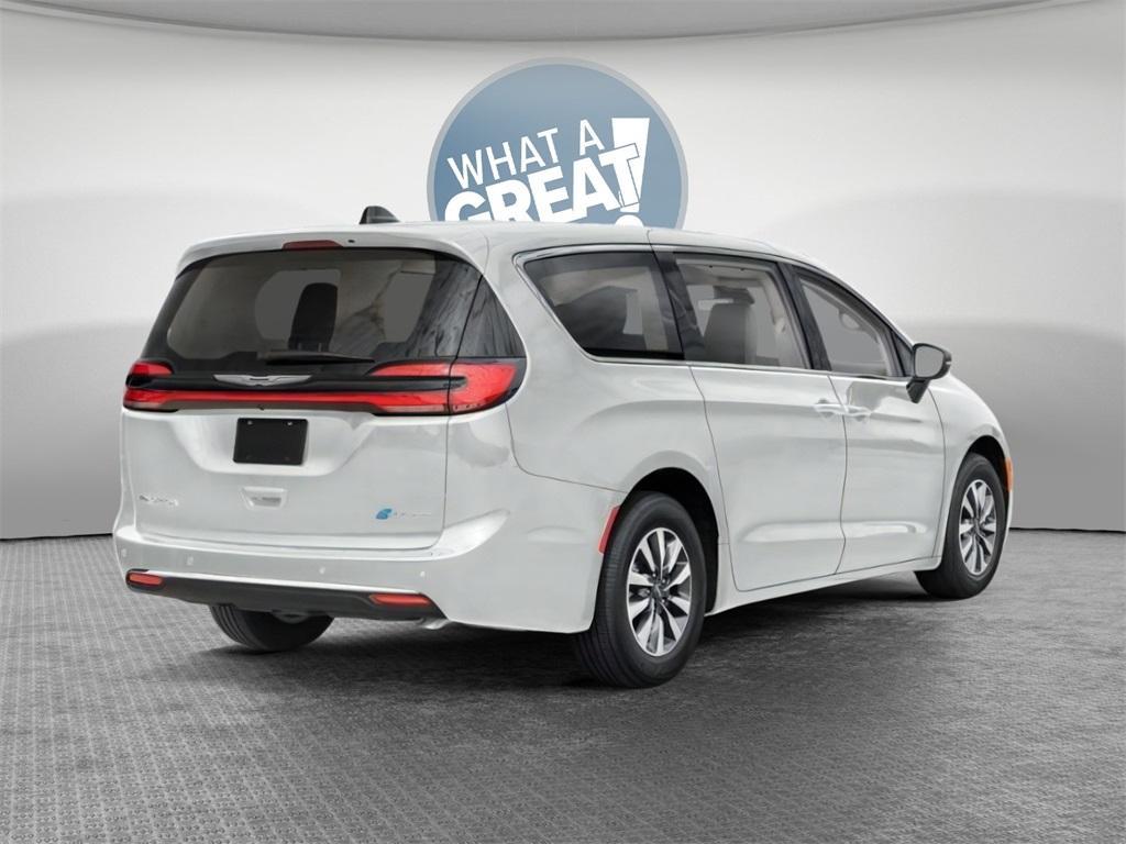 new 2024 Chrysler Pacifica Hybrid car