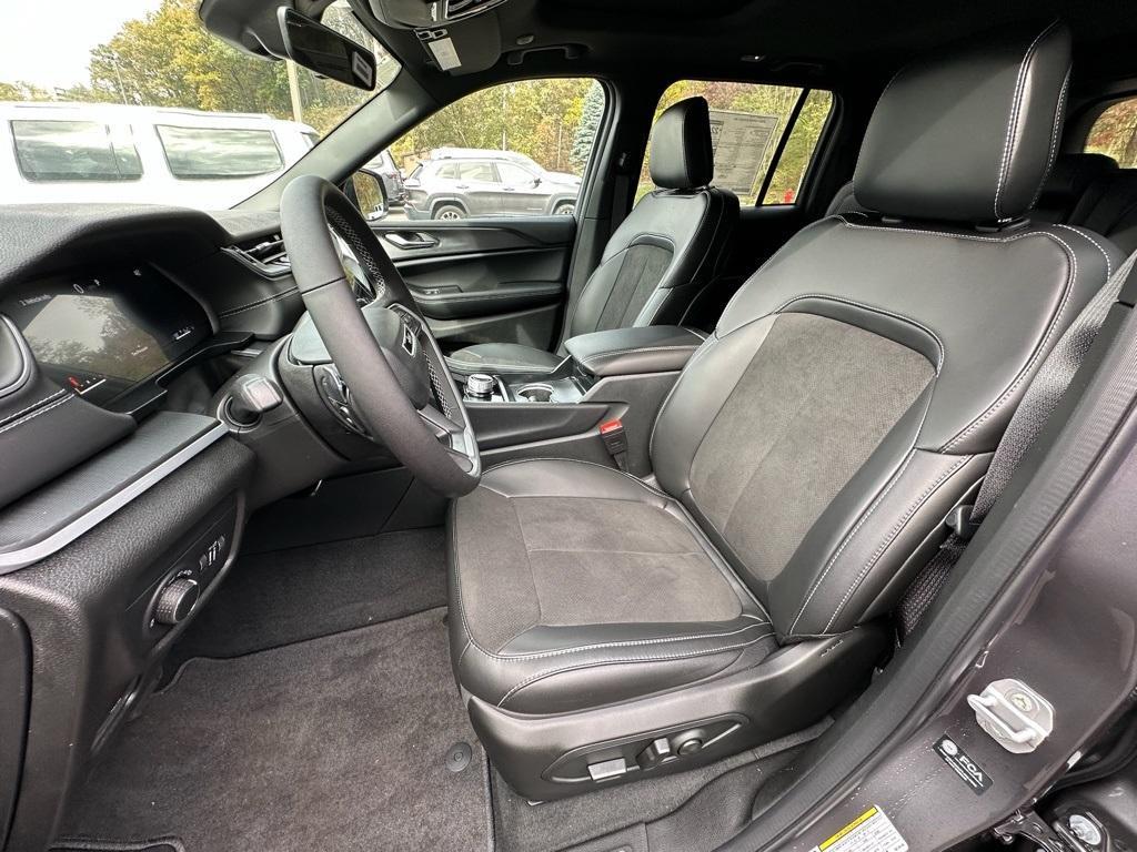 new 2025 Jeep Grand Cherokee car, priced at $42,970