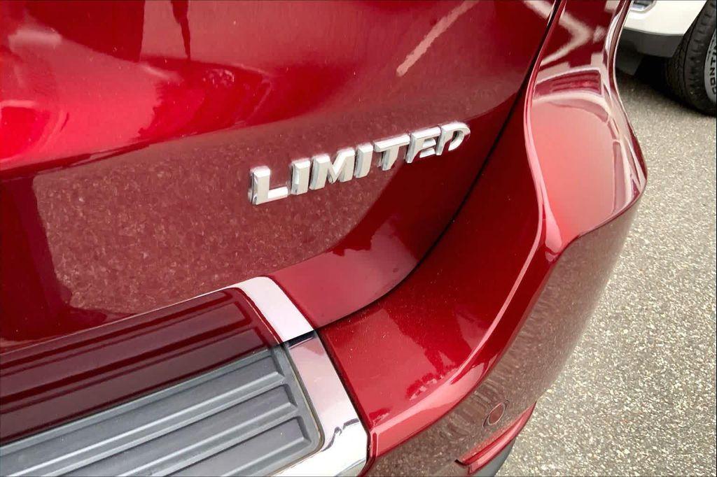 used 2018 Jeep Grand Cherokee car, priced at $17,990