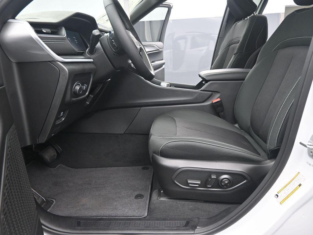 new 2025 Jeep Grand Cherokee car, priced at $39,621