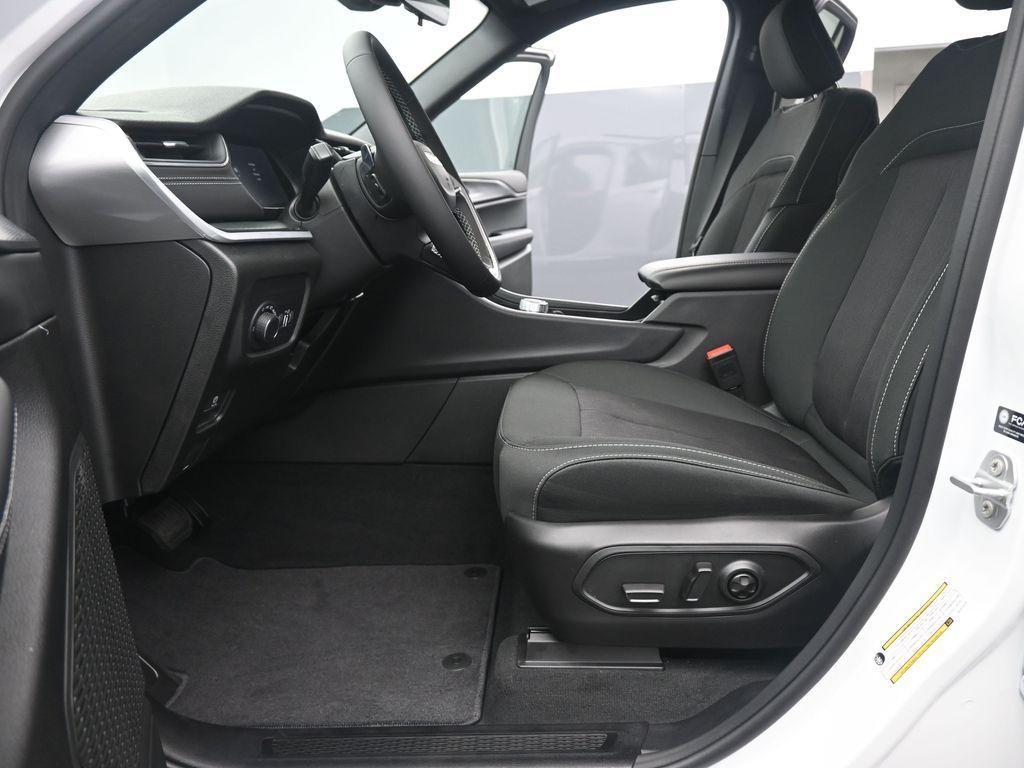 new 2025 Jeep Grand Cherokee car, priced at $40,107