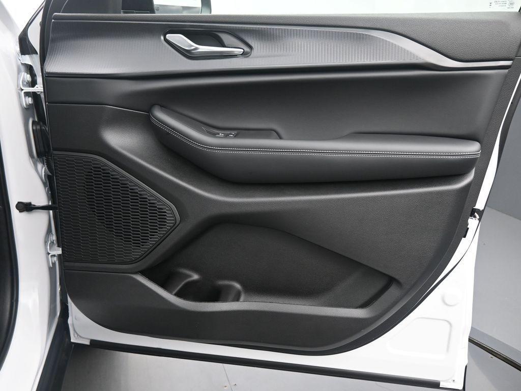 new 2025 Jeep Grand Cherokee car, priced at $38,666