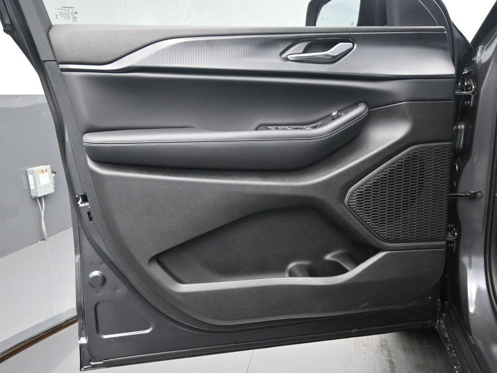new 2025 Jeep Grand Cherokee car, priced at $40,187