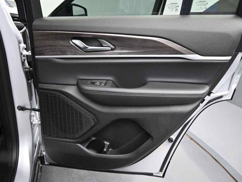 new 2025 Jeep Grand Cherokee car, priced at $48,371