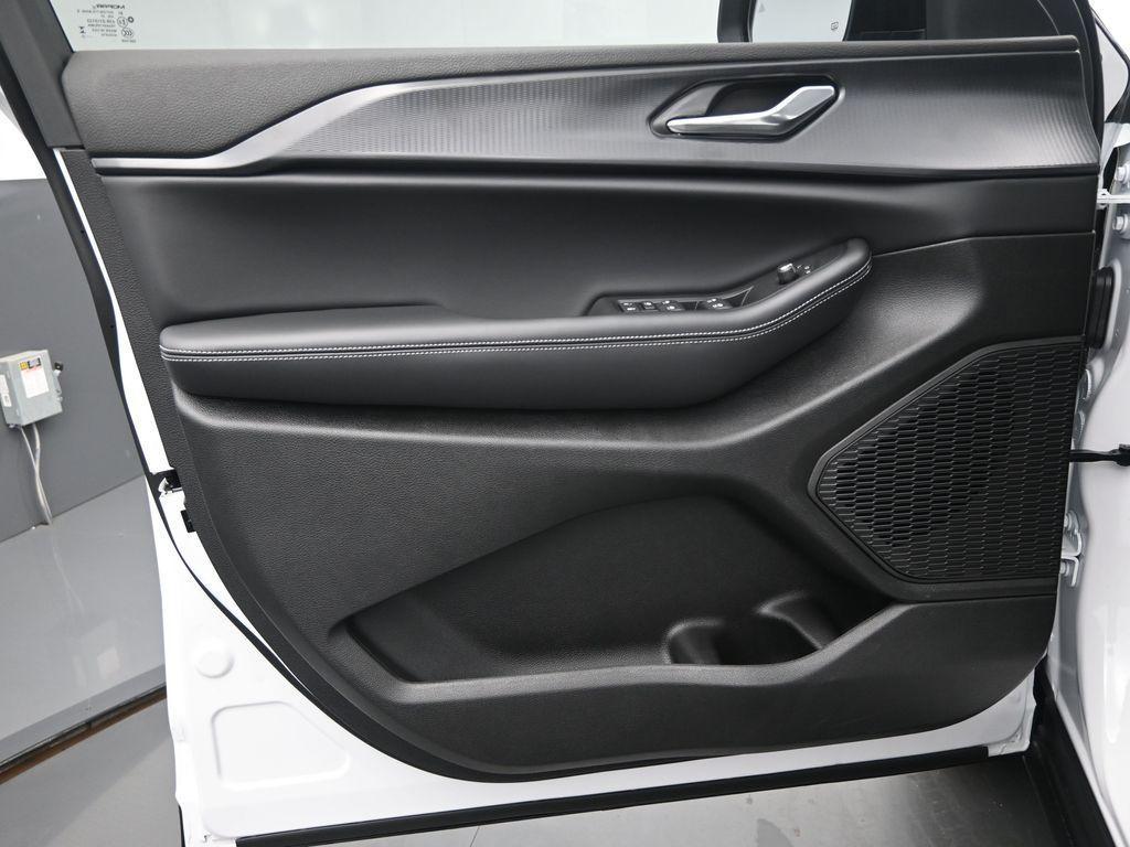 new 2025 Jeep Grand Cherokee car, priced at $39,621