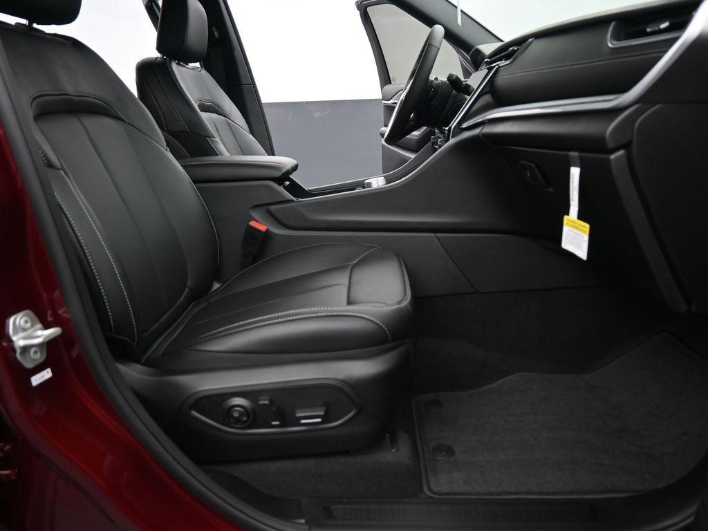 new 2025 Jeep Grand Cherokee car, priced at $51,852