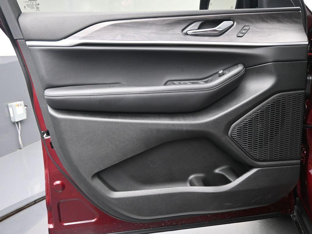 new 2025 Jeep Grand Cherokee car, priced at $51,852
