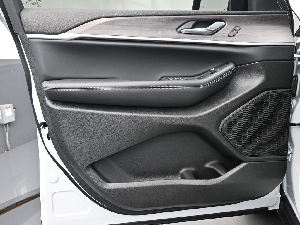 new 2025 Jeep Grand Cherokee car, priced at $49,501
