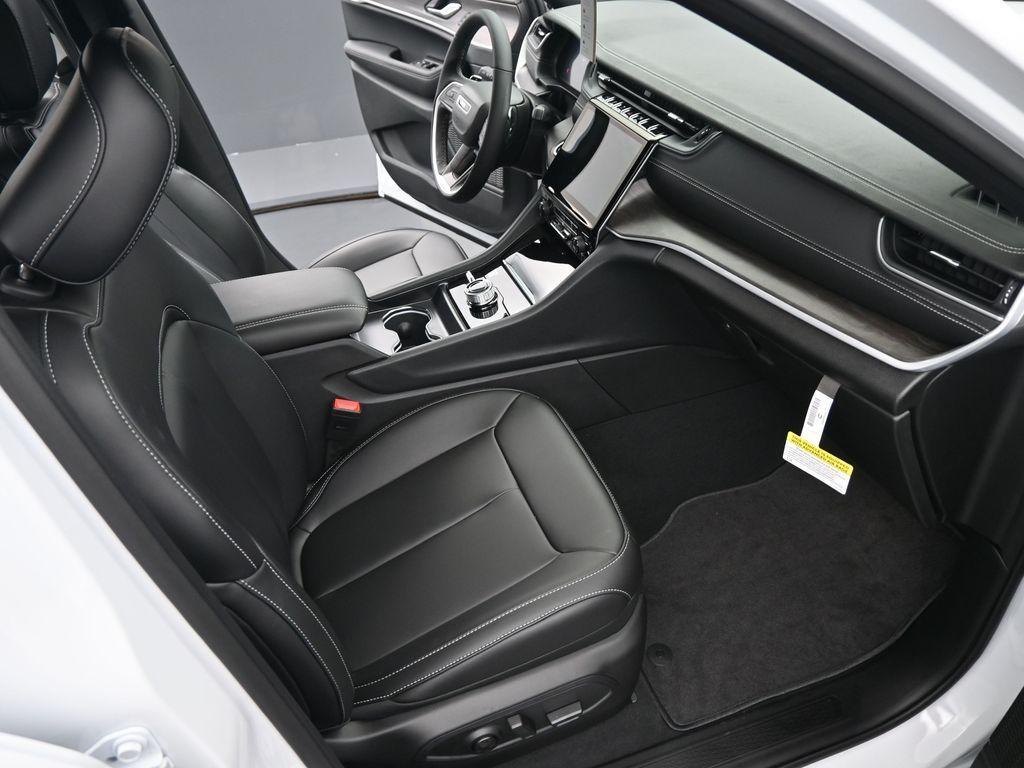 new 2025 Jeep Grand Cherokee car, priced at $49,501