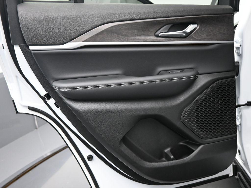 new 2025 Jeep Grand Cherokee car, priced at $49,501