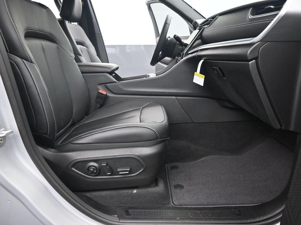 new 2025 Jeep Grand Cherokee car, priced at $42,870