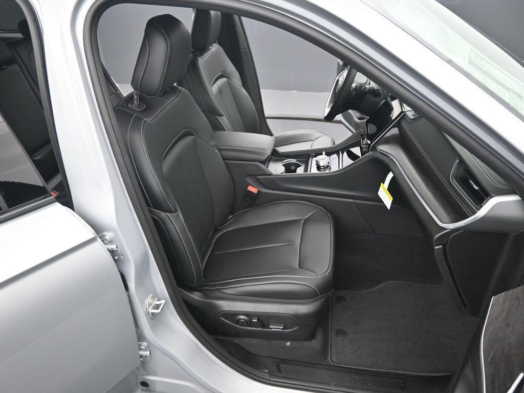 new 2025 Jeep Grand Cherokee car, priced at $42,870