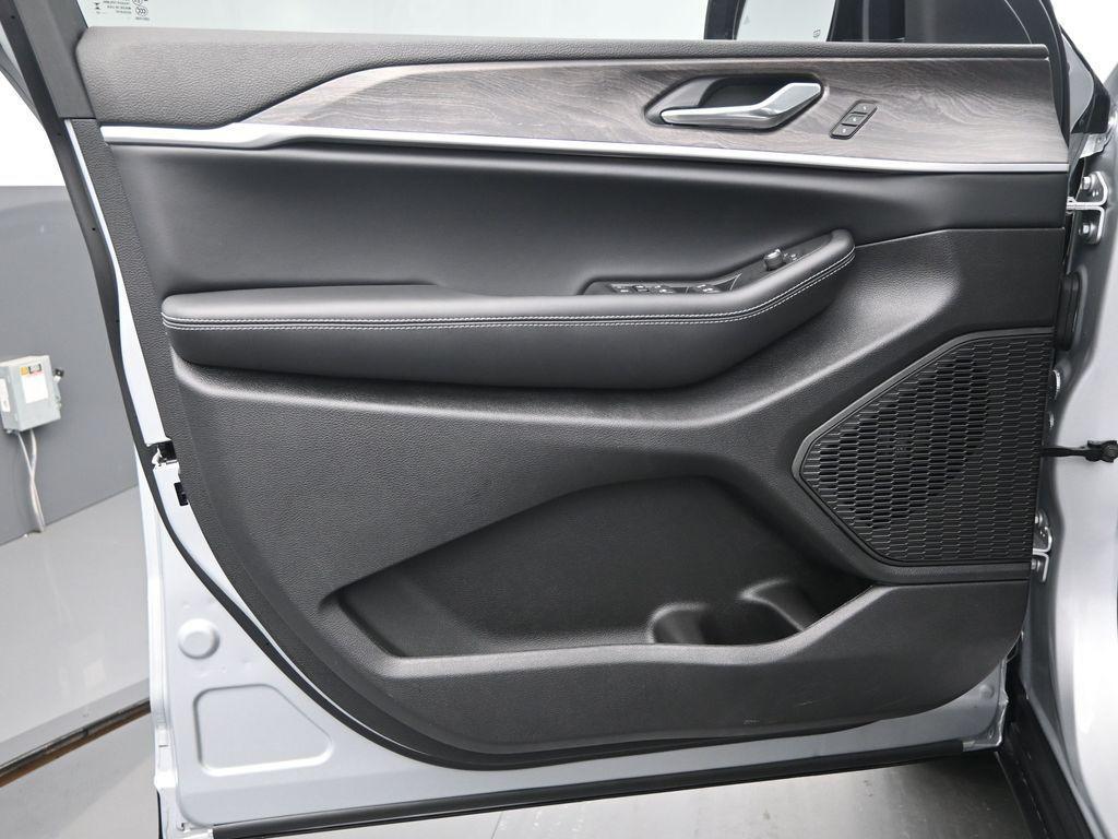 new 2025 Jeep Grand Cherokee car, priced at $43,631