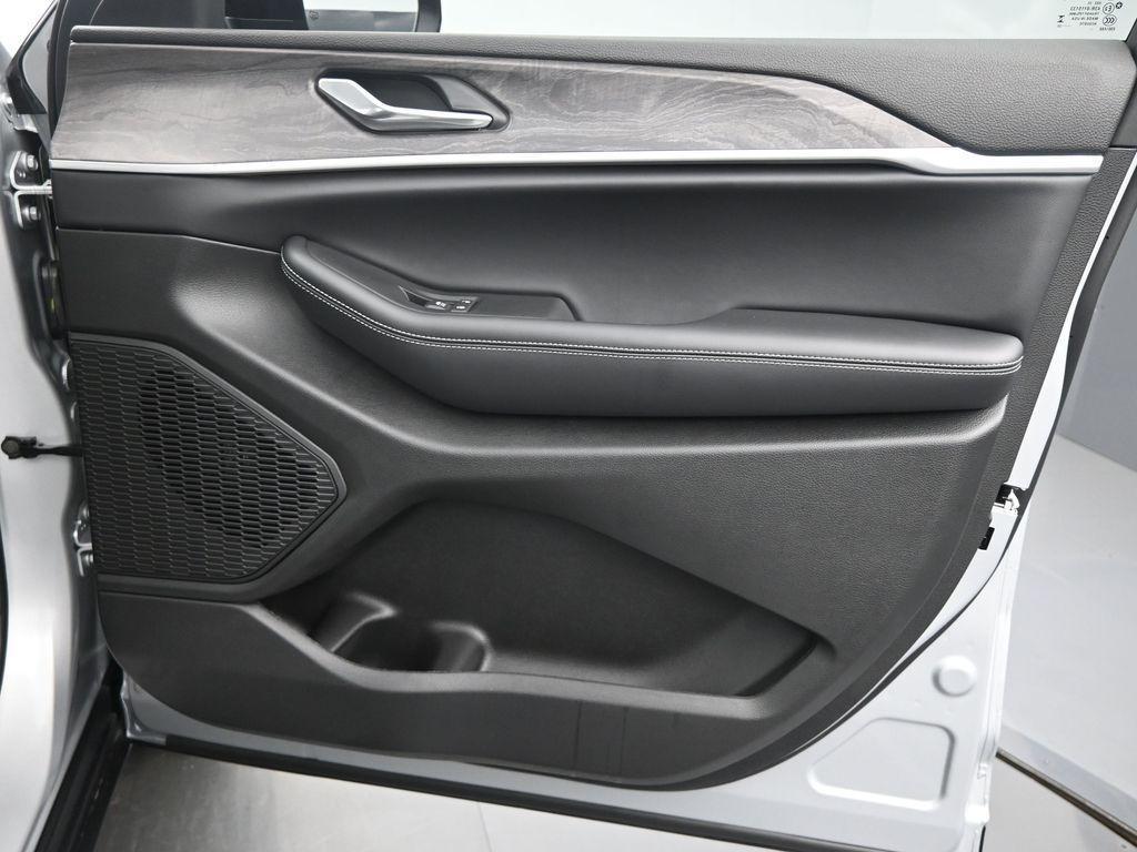 new 2025 Jeep Grand Cherokee car, priced at $42,870