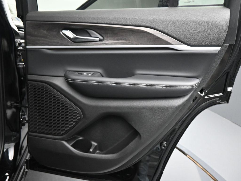 new 2025 Jeep Grand Cherokee car, priced at $49,073