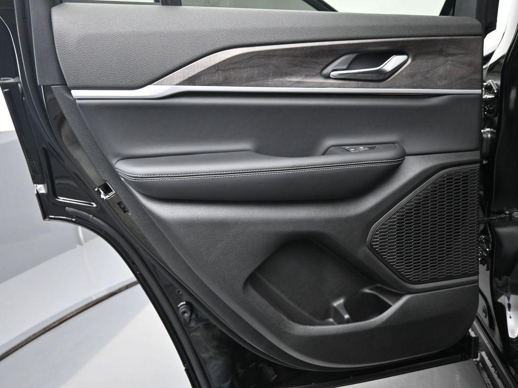new 2025 Jeep Grand Cherokee car, priced at $49,073