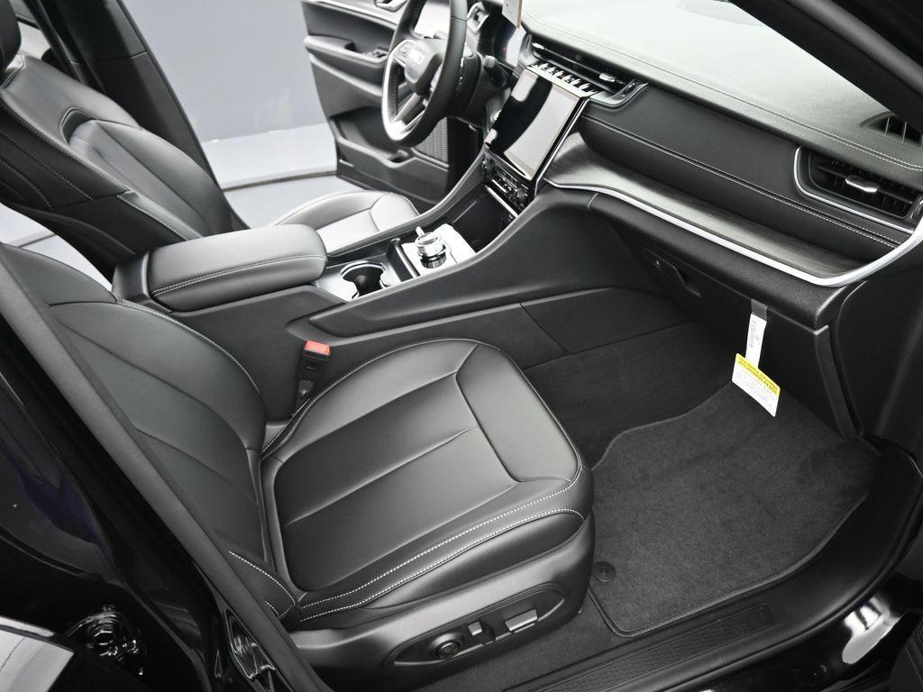 new 2025 Jeep Grand Cherokee car, priced at $49,073