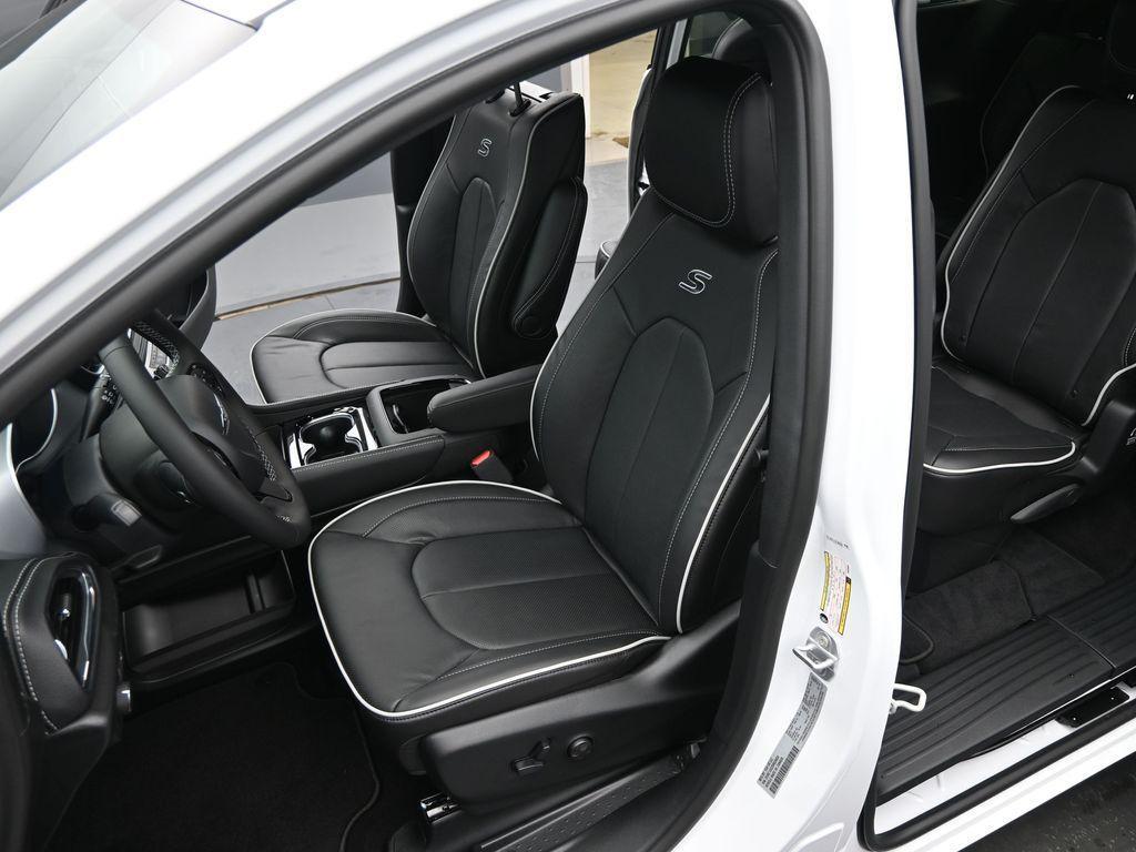 new 2025 Chrysler Pacifica car, priced at $50,243