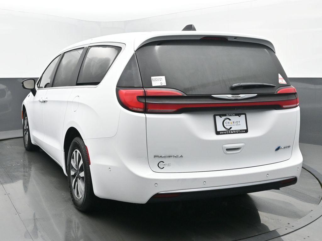 new 2025 Chrysler Pacifica Hybrid car, priced at $48,032