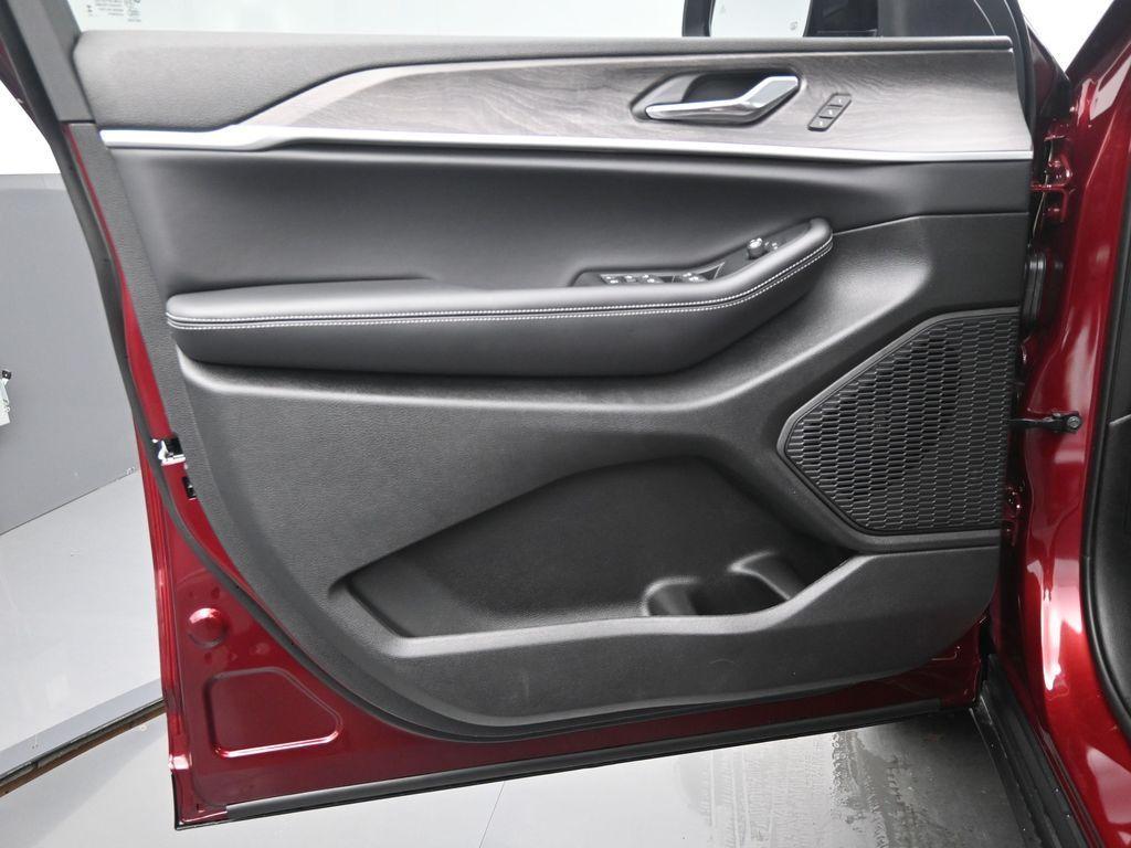 new 2025 Jeep Grand Cherokee L car, priced at $44,020