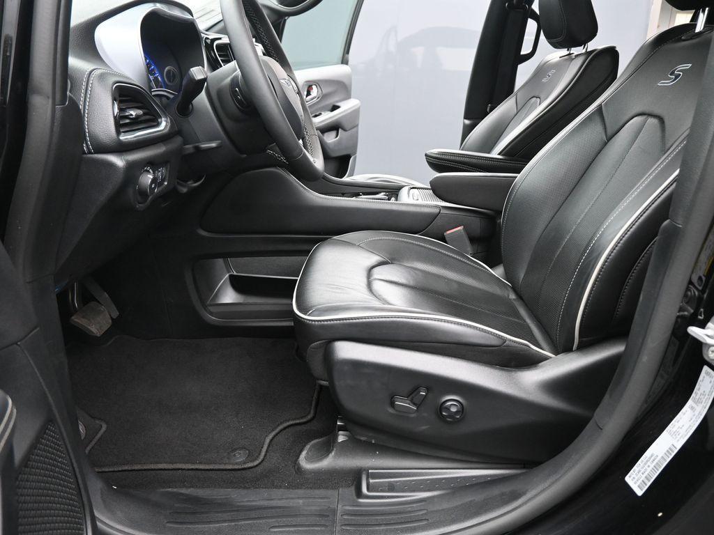 used 2025 Chrysler Pacifica car, priced at $37,399