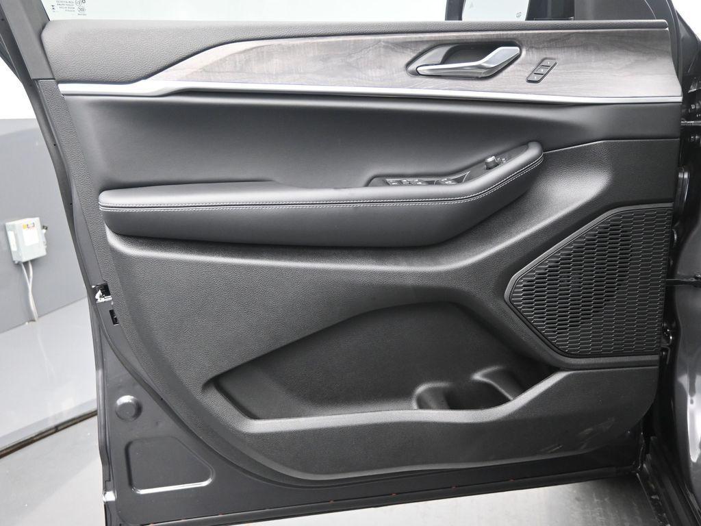 new 2025 Jeep Grand Cherokee car, priced at $43,345