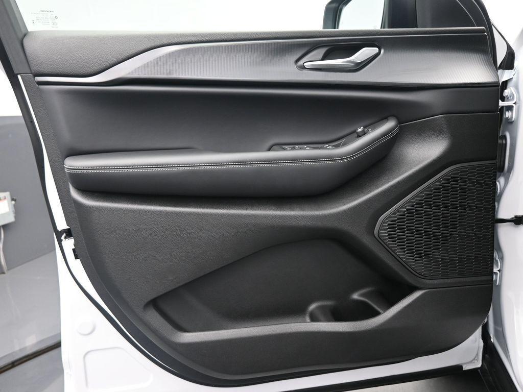 new 2025 Jeep Grand Cherokee car, priced at $41,089