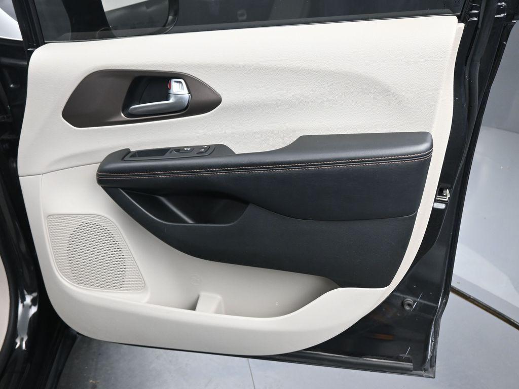 used 2018 Chrysler Pacifica car, priced at $16,499