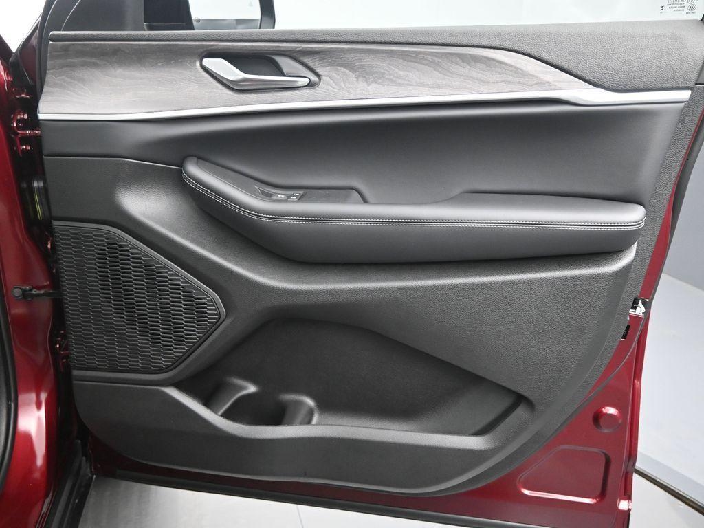 new 2025 Jeep Grand Cherokee car, priced at $46,978