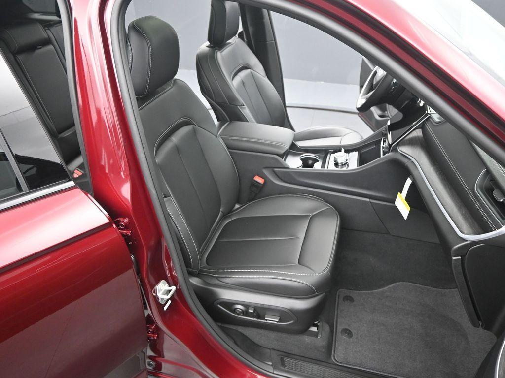 new 2025 Jeep Grand Cherokee car, priced at $46,978