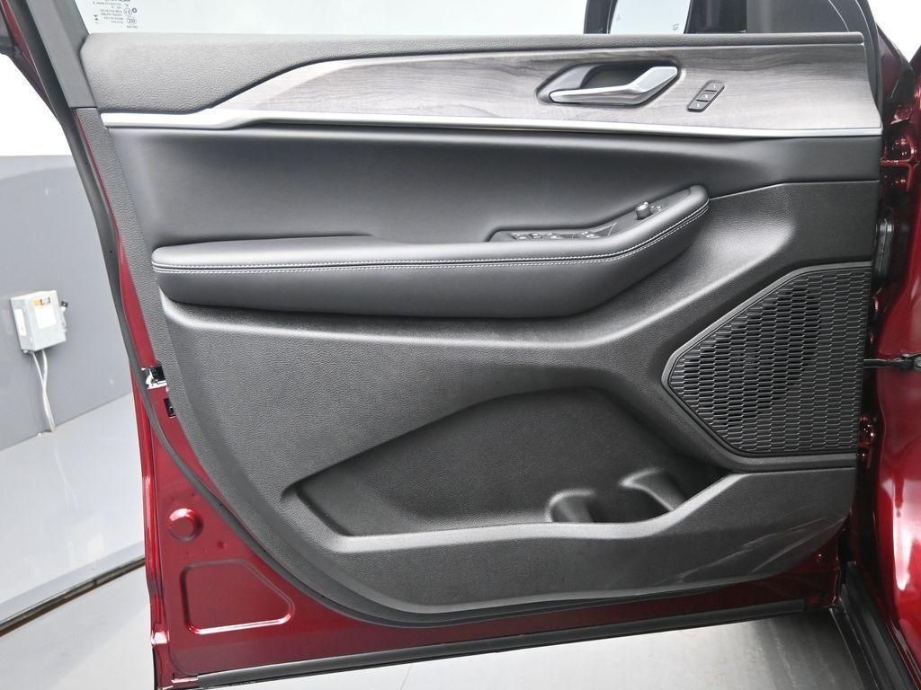 new 2025 Jeep Grand Cherokee car, priced at $47,003